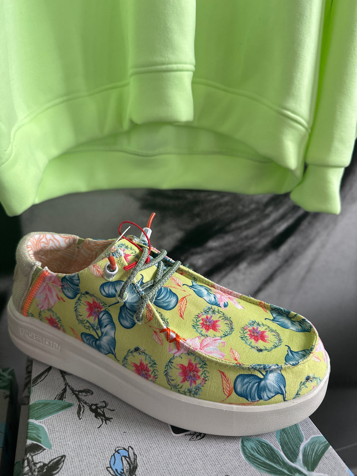 Schuhe / Slipper , Sneaker