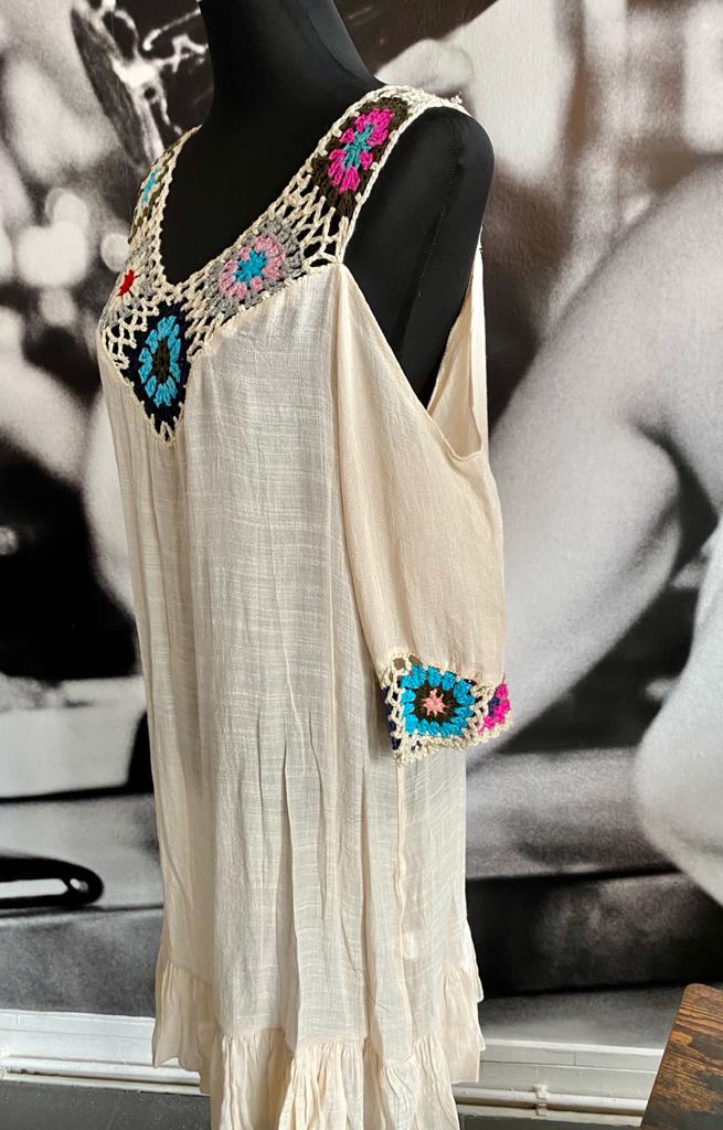 Kleid, mit Häkelrand,