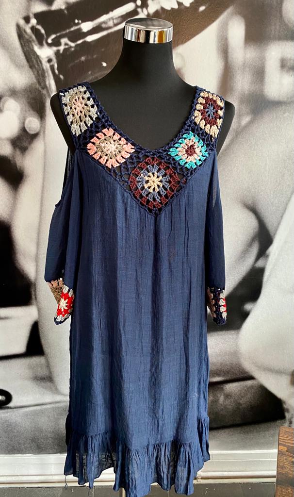 Kleid, mit Häkelrand,