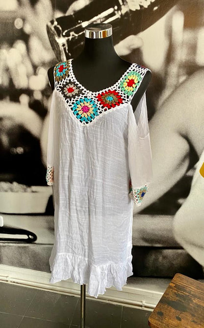 Kleid, mit Häkelrand,