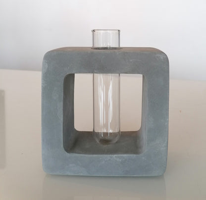 Betoncubus mit Vase für eine Blume