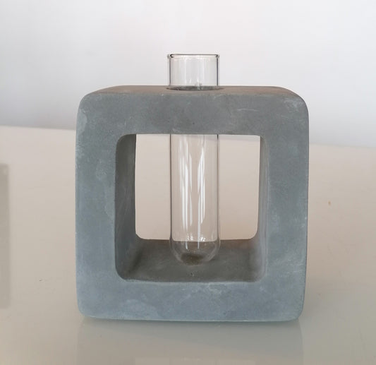 Betoncubus mit Vase für eine Blume