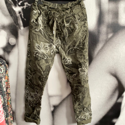 Hose , mit Blättern/Blumen
